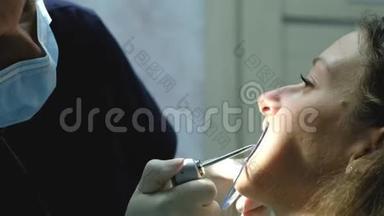 口腔医生在安装支架系统特写之前先把牙齿擦干.. 去看牙医正畸医生